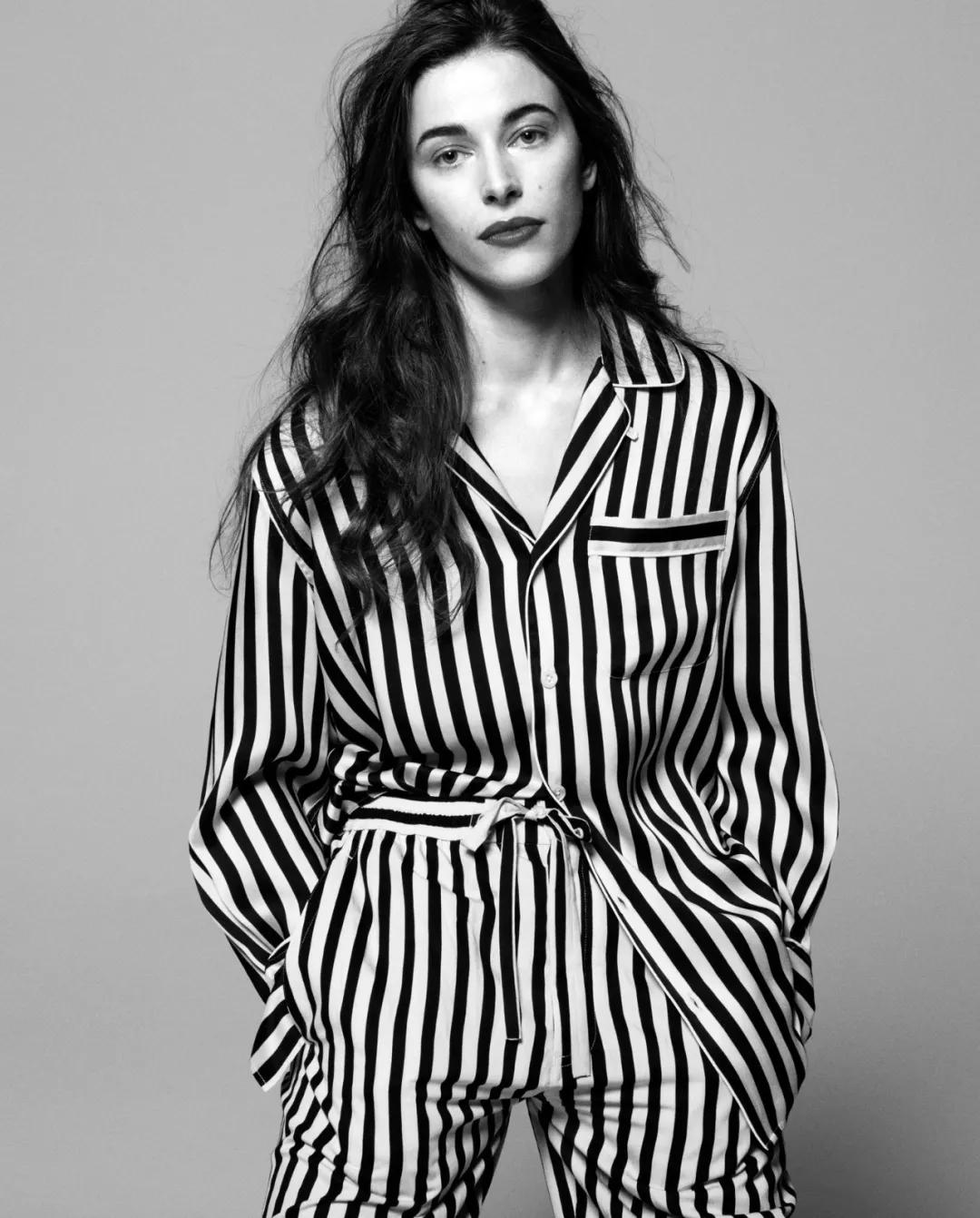 即使不出门也要穿出睡衣的别致,穿睡衣成了一种时尚