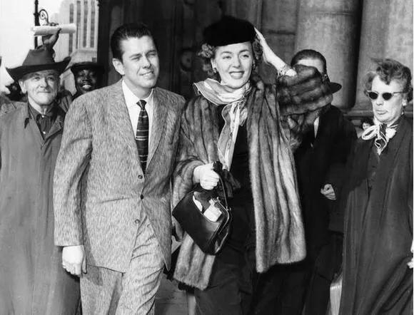 从乔治到克莉丝汀：二战后这个纽约的美国大兵变成了金发性感*物尤**