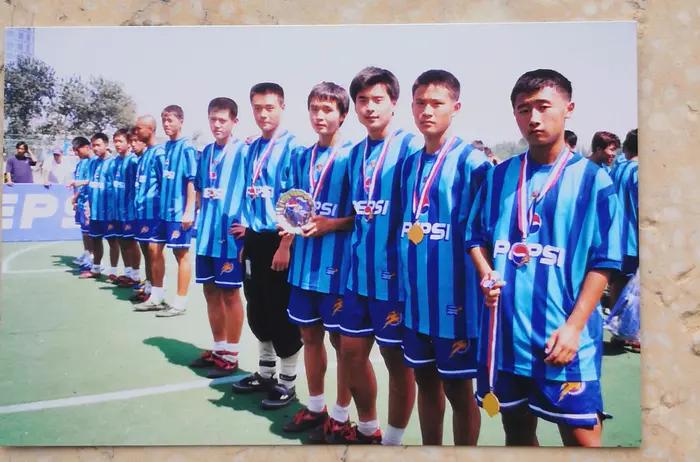 小孩在学校打足球,小孩在踢足球比赛