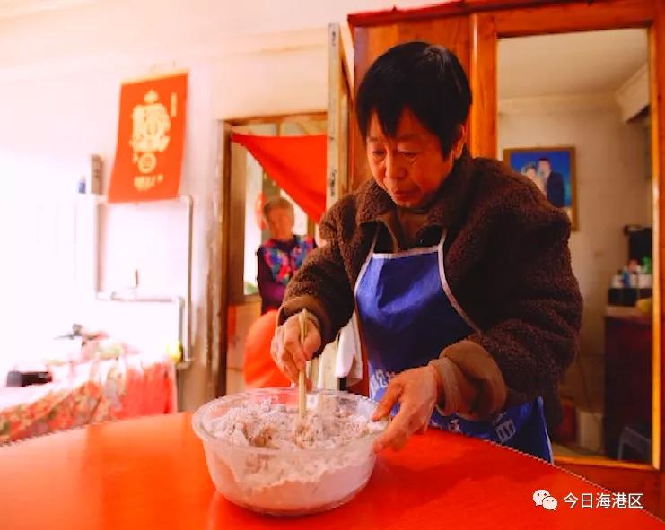 中秋节月圆之时家人团聚吃月饼,月圆人团圆不用等待的团聚更美味