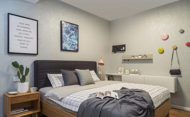 小次卧连着阳台砌墙做榻榻米,老破小阳台变卧室增加一间房