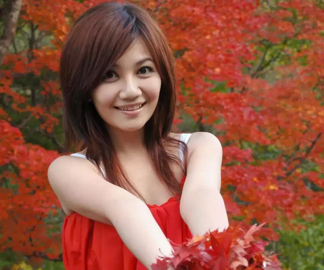 梁静茹离婚后再唱情歌视频,梁静茹离婚后首次露面完整版