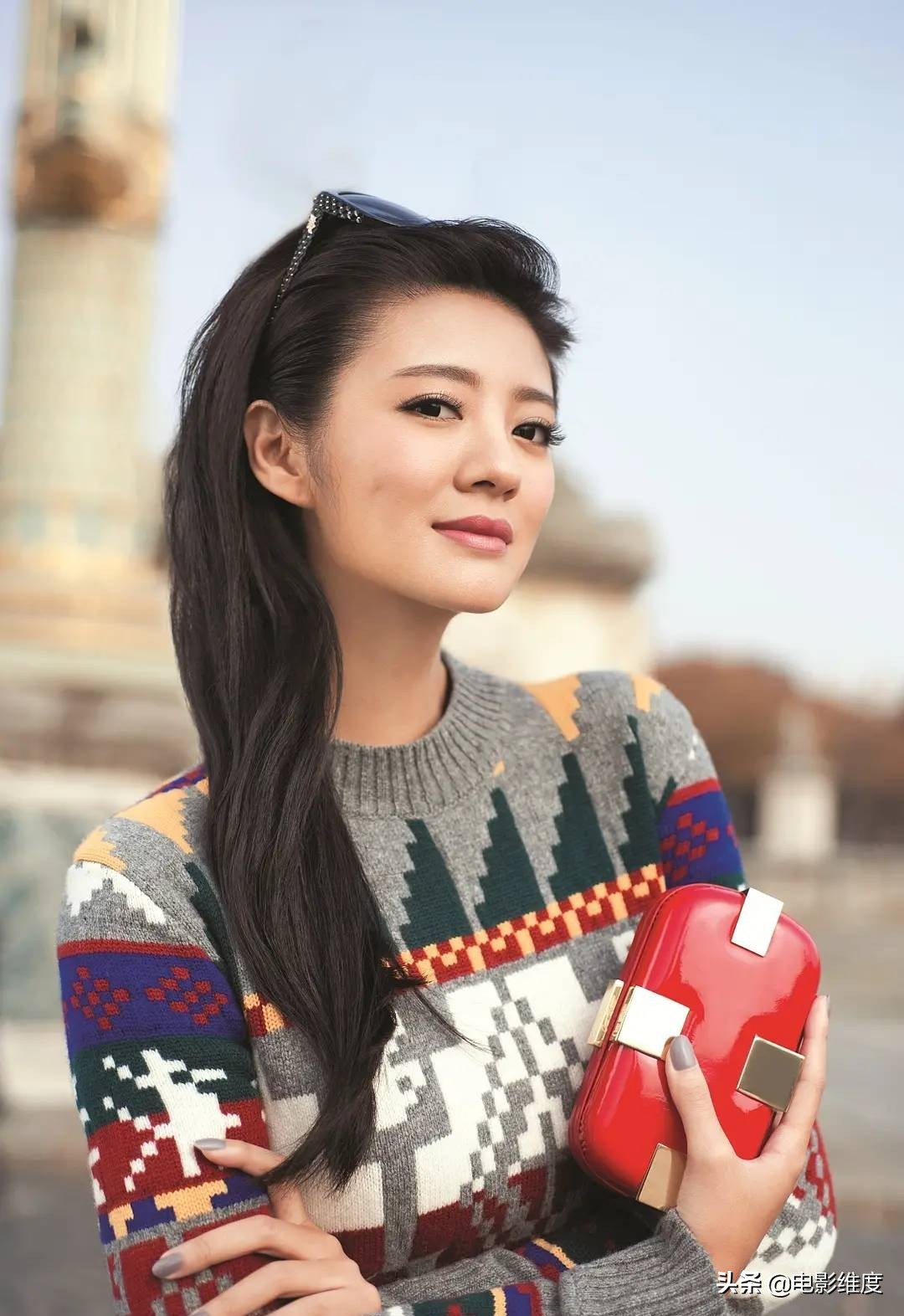 39岁安以轩近照，造型百变可甜可盐，这哪是刚生完孩子的辣妈啊？