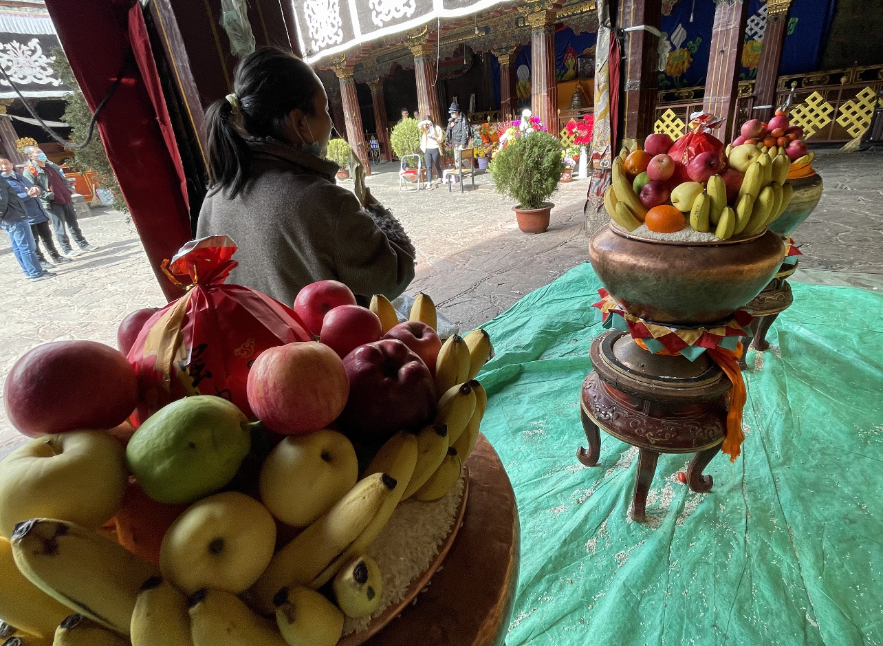 游1300年历史大昭寺，遇17岁无证导游，她说已做了四年讲解