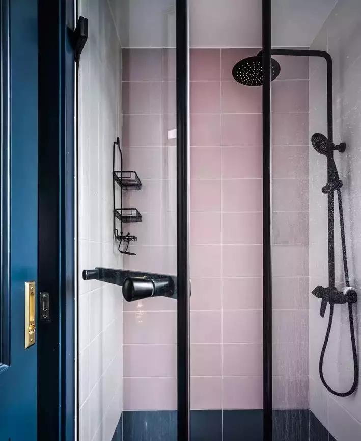 这种黑框玻璃门简直和小户型绝配,一切小黑屋都能被玻璃砖治愈