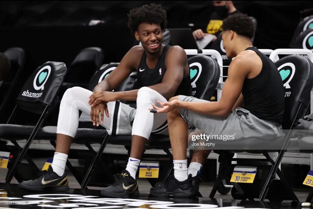 王一博安踏最新款,王一博上脚安踏