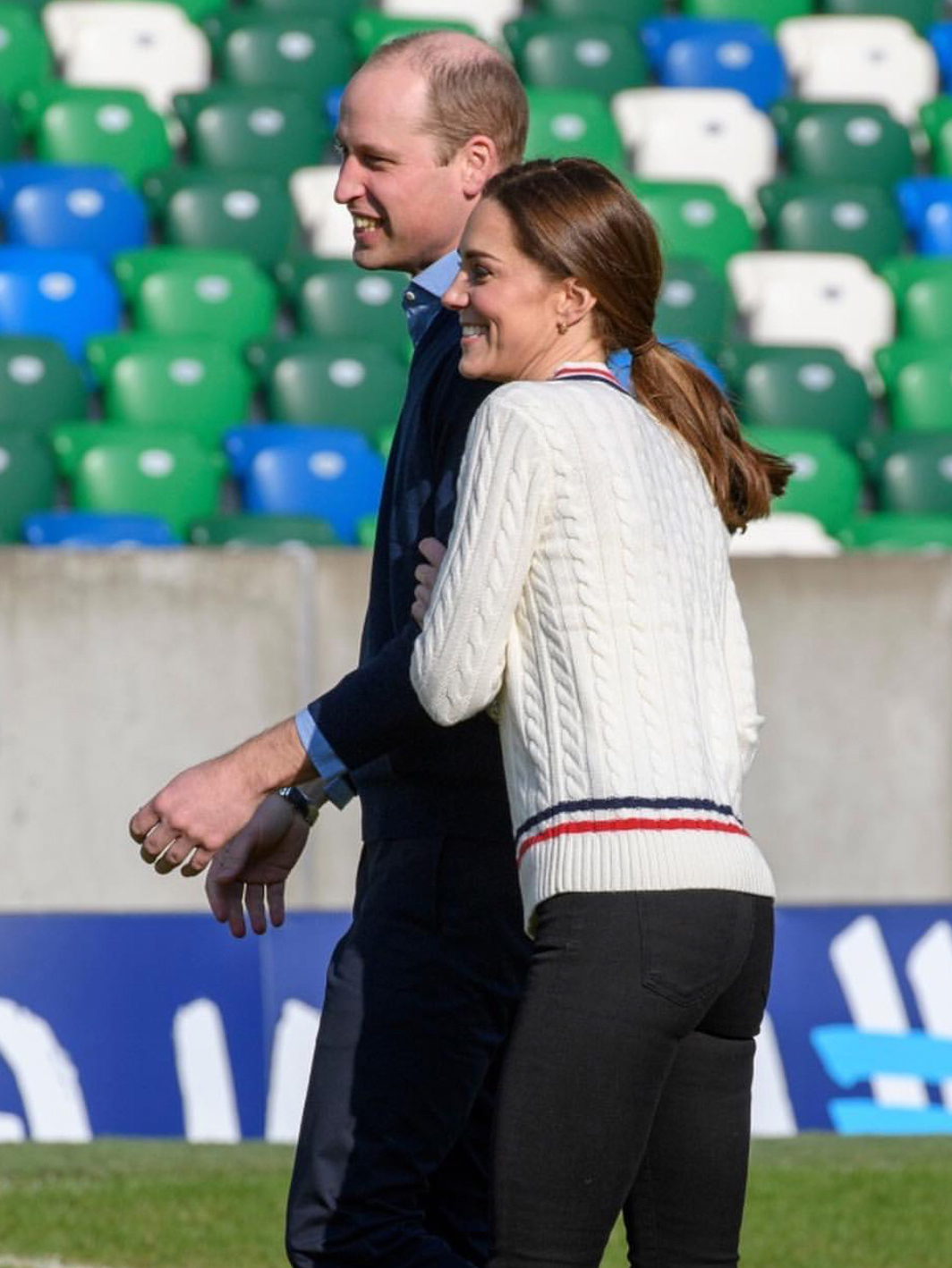 凯特王妃踢足球,凯特王妃条纹毛衣