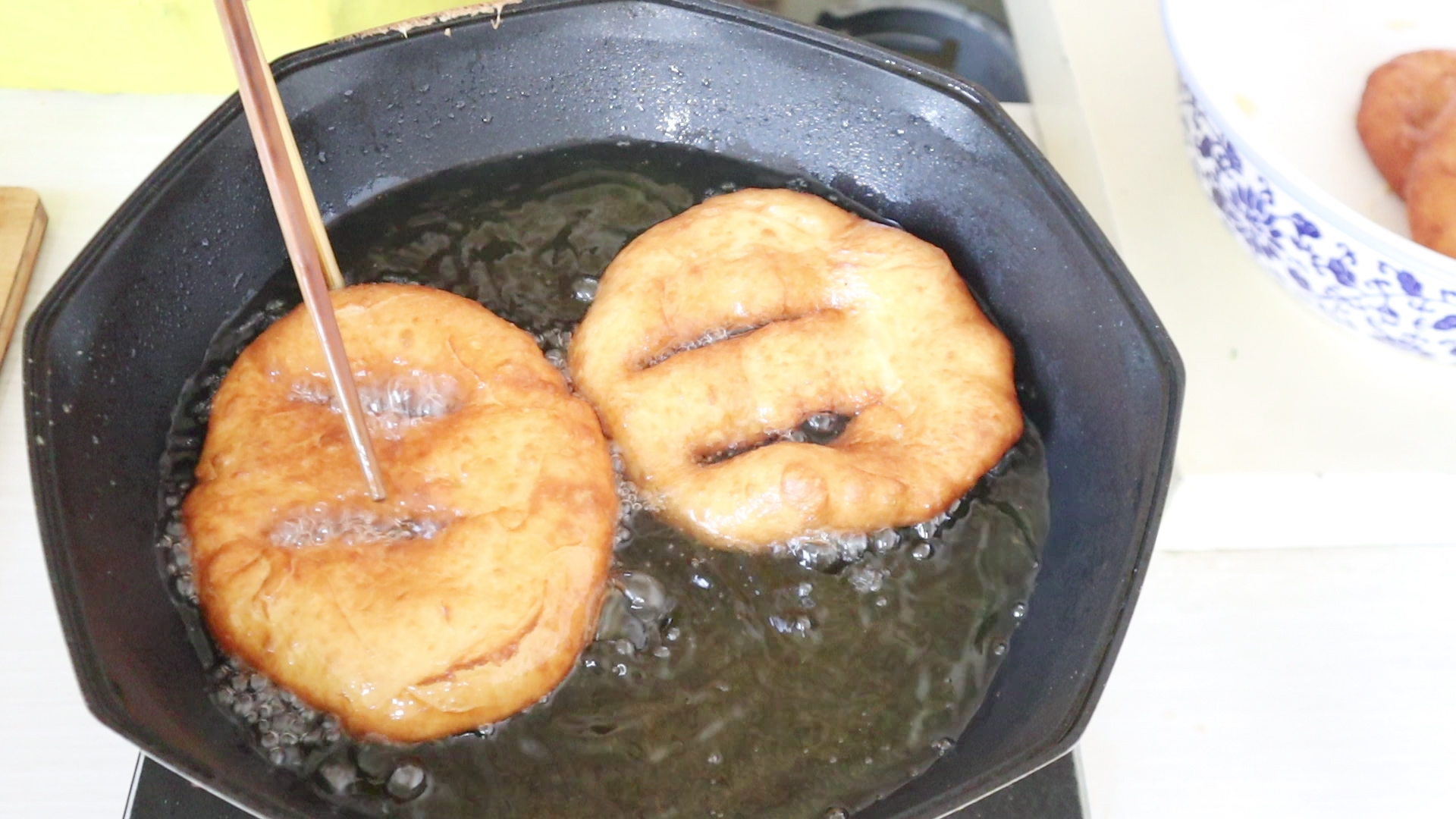 炸油饼正确和面配方,炸油饼做法和面技巧