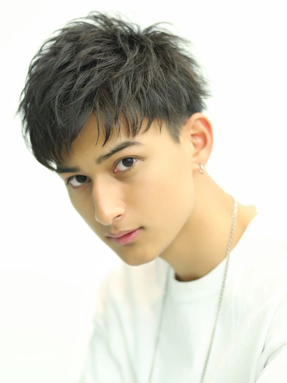 男生发质细软扁塌油腻自然卷发型,男生卷发造型中长发圆脸