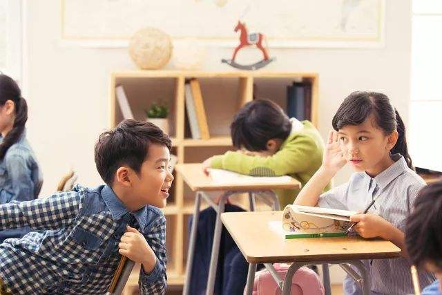 小孩上课讲话家长怎么引导,一年级上课讲话家长怎么办