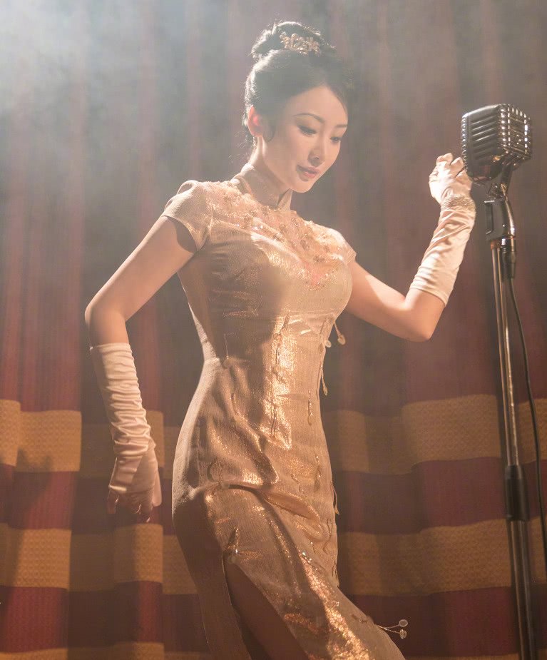 柳岩穿白色蕾丝旗袍的照片,柳岩真的很美吗