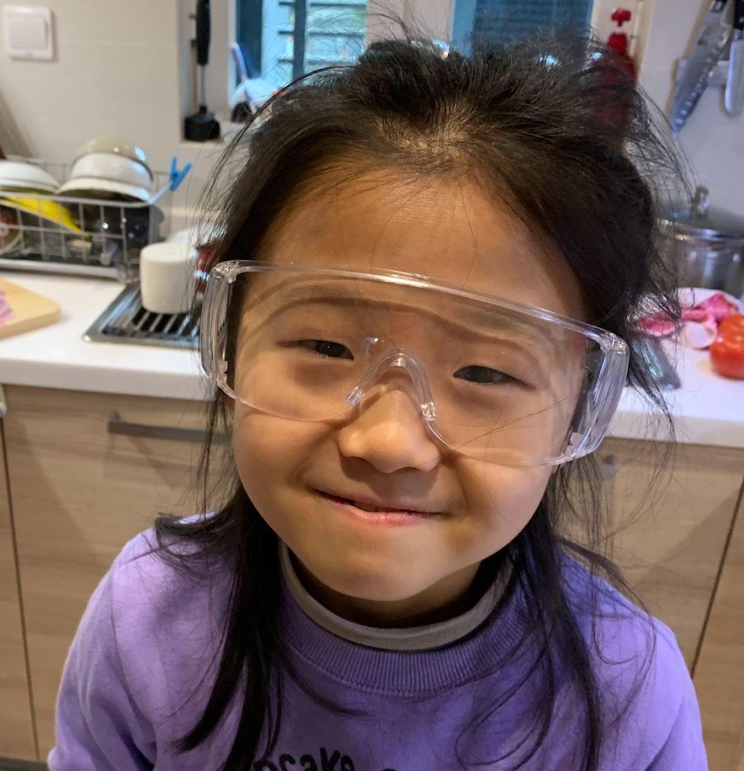 两个小孩给妈妈做大餐,两个女孩给爸妈做饭