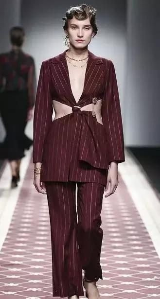 国潮这回对味儿了，不看logo还以为是巴黎世家！