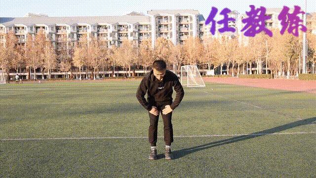 足球绕杆中考标准动作视频示范,中考体育足球绕杆技巧及训练方法