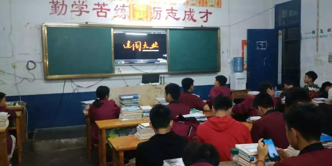 三尺讲台书写桃李芬芳,三尺讲台书写青春芳华