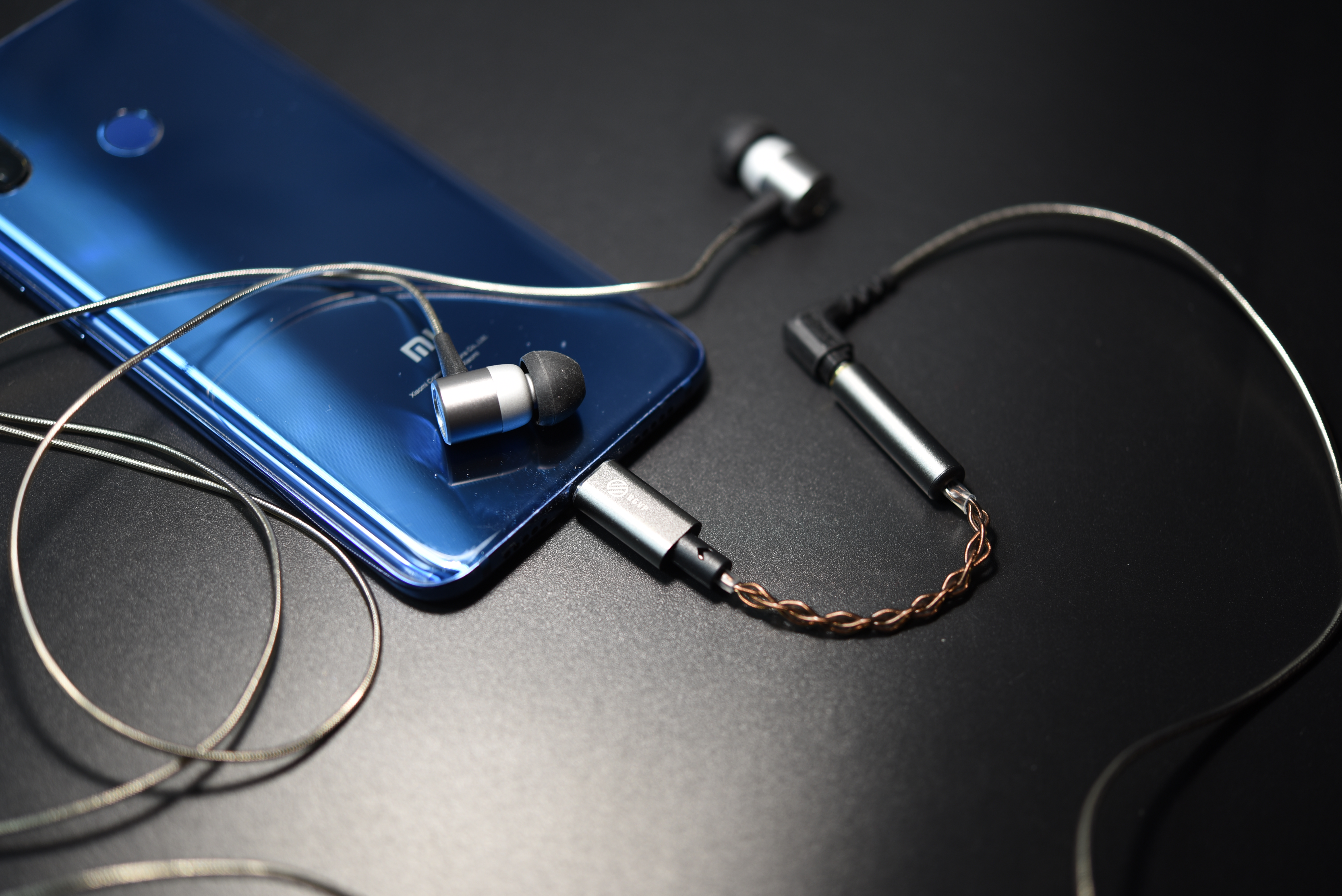 浅入耳耳机和半入耳耳机哪个好,浅入耳式和半入耳式耳机哪个好