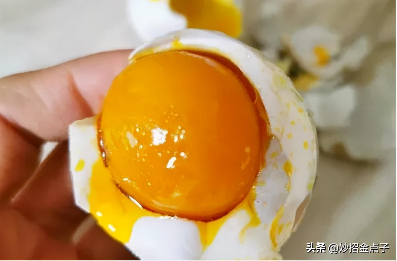 腌咸蛋个个冒油的方法,咸蛋怎样才能腌出油来