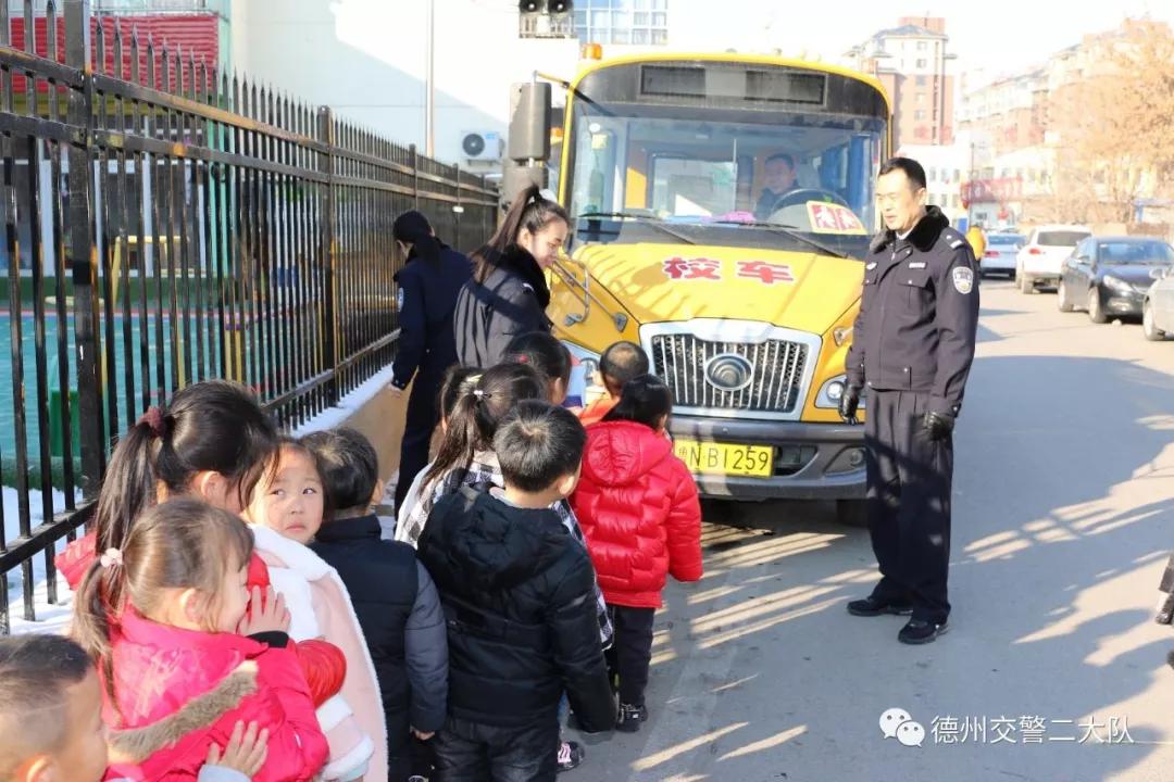 交警带领萌娃学交规,交警进幼儿园上交通安全课