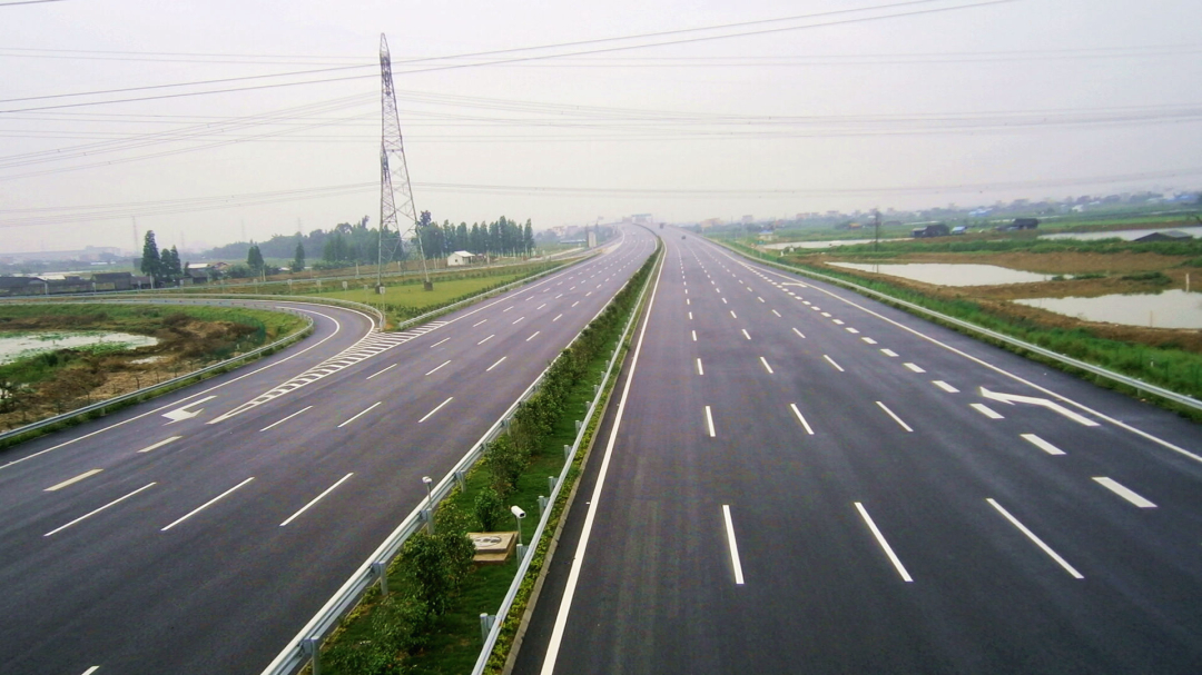 交警:再强调一次,记住了!下高速时没有这个动作,一律扣3分