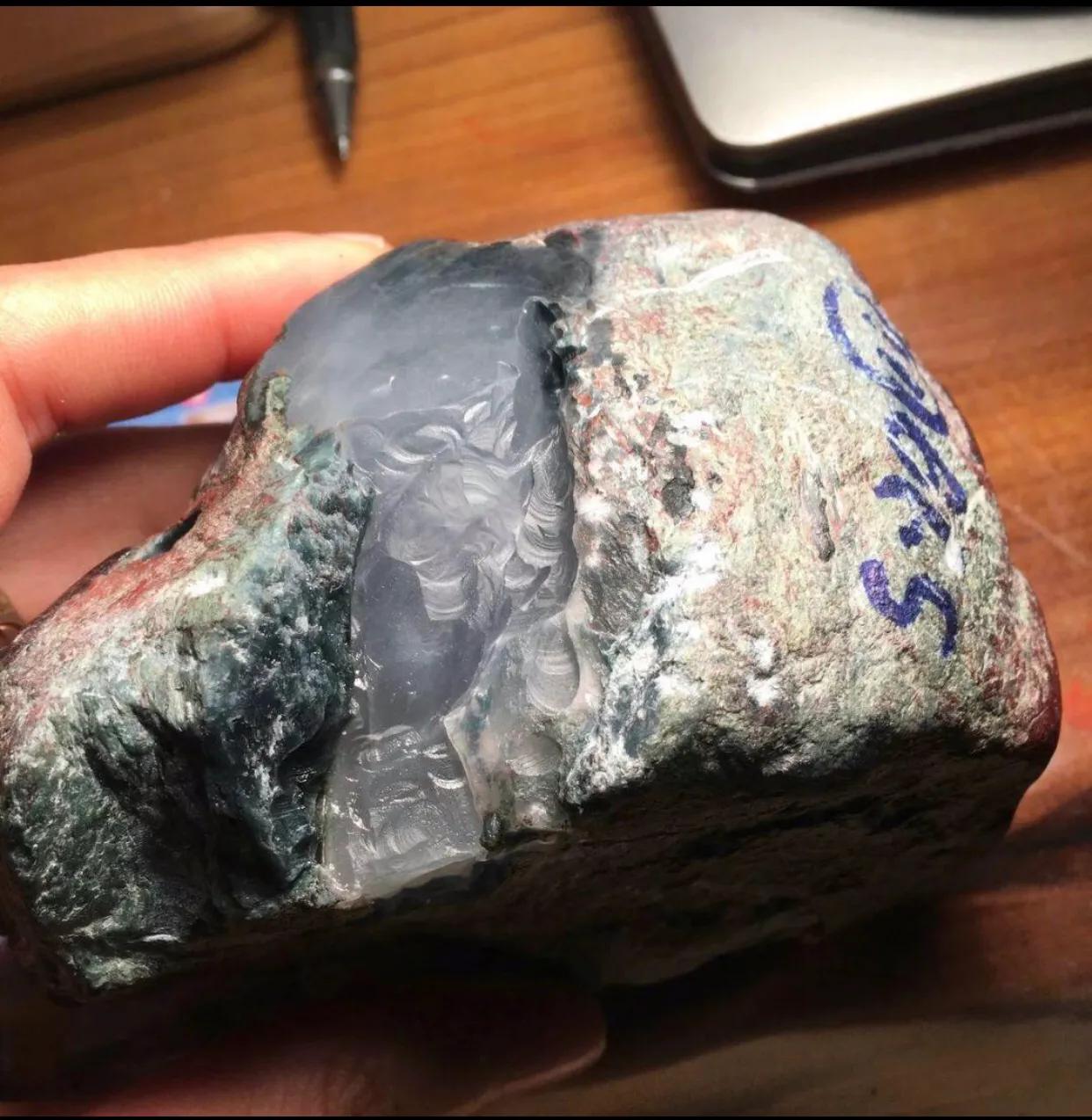 八万拿下会卡开窗料,切开后冰感十足,起货胶感满满