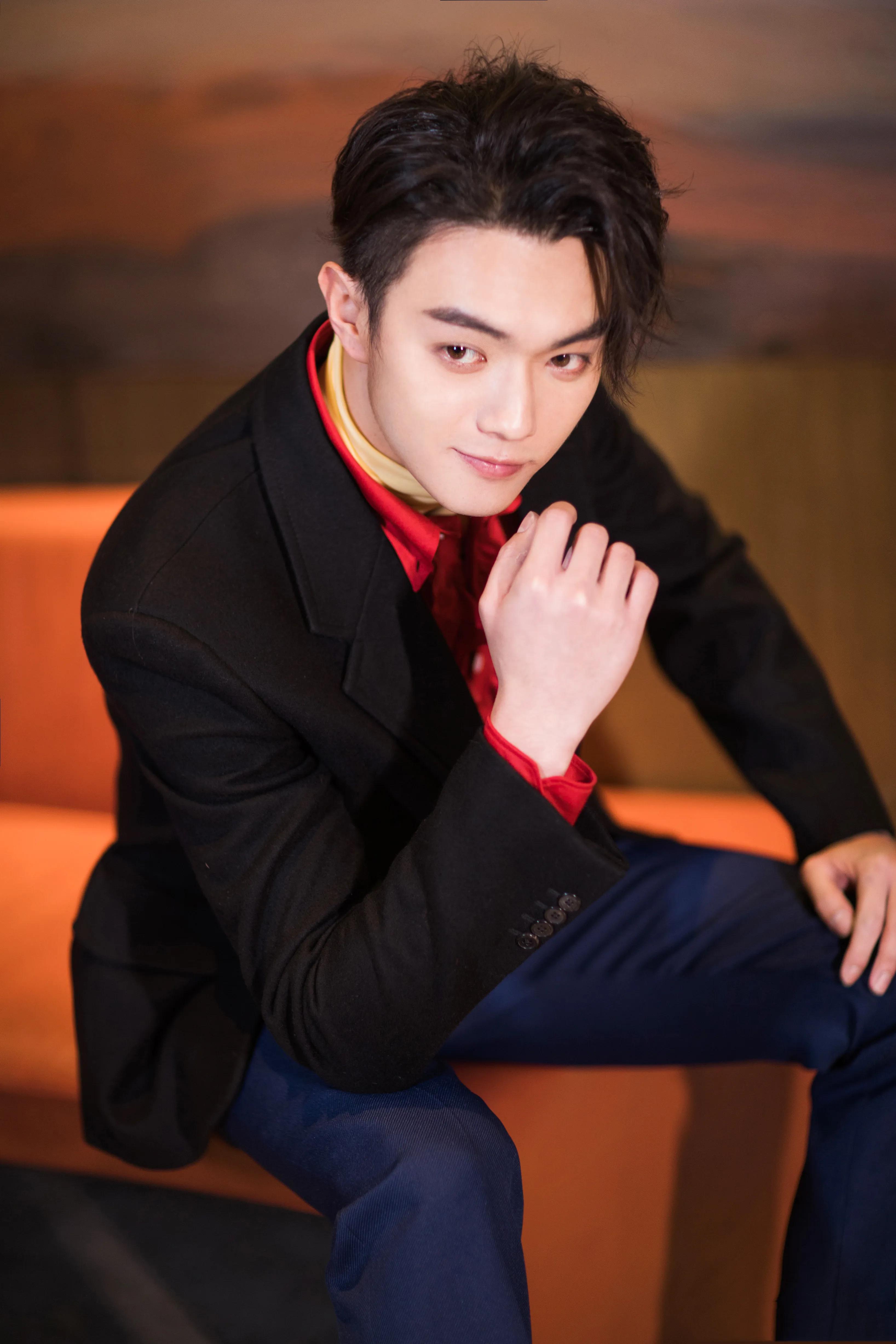 天生“花心脸”，痞帅不油腻，这6位自带坏男生魅力，不耍帅也酷