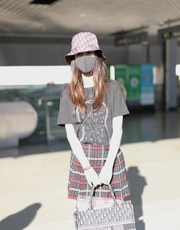 杨颖穿着短裙回国少女感十足，多套巴黎看秀造型也都美翻外网