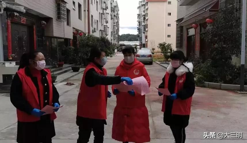 一抹志愿红点亮文明城,一抹志愿红一颗志愿心