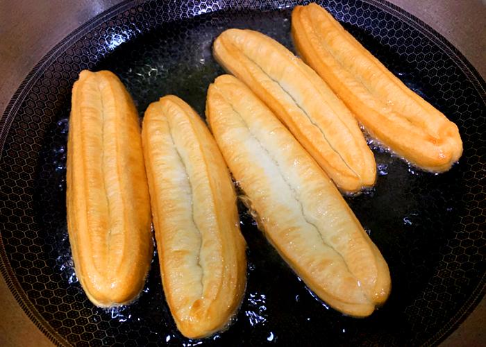 家中最简单炸油条方法不用酵母,炸油条怎么做酥脆松软不用酵母粉