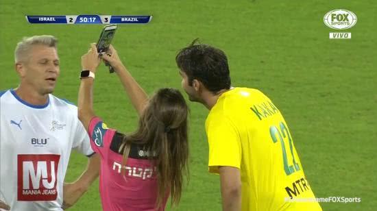 因长得帅染黄？美女主裁向37岁卡卡掏牌后求合影！对手看呆+羡慕