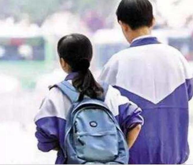 初三学生早恋遭老师反对，两人用502胶粘手抗议，网友：傻孩子