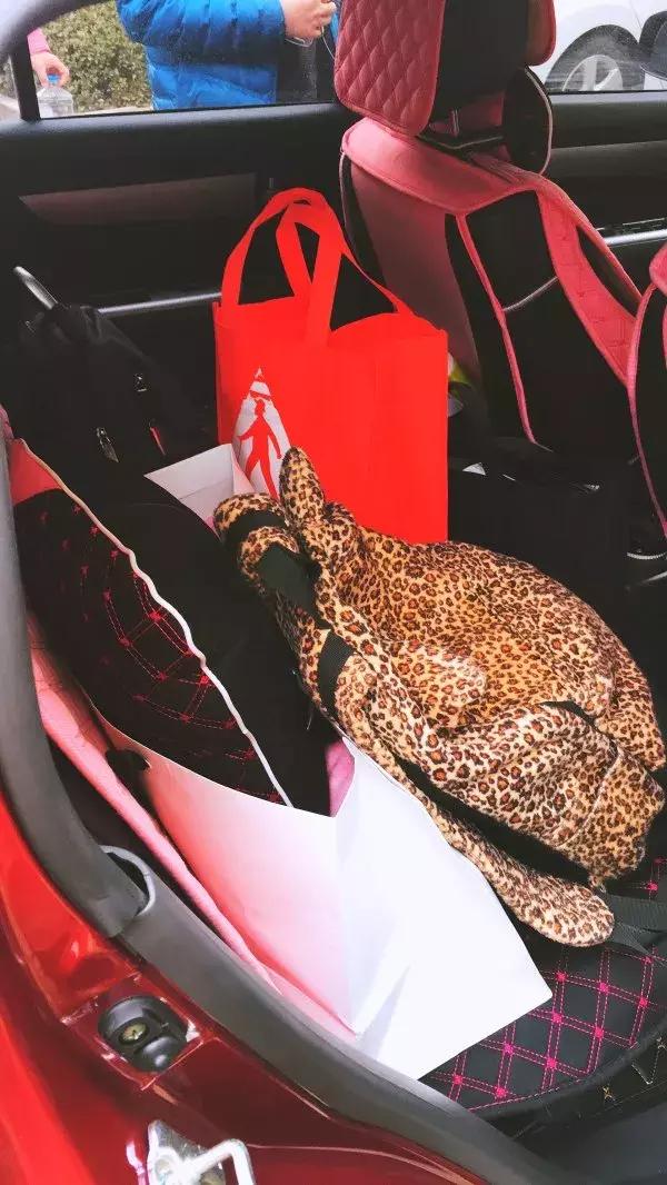 父母看儿子带了100个包子！留学生笑而不语：你是没见过我爸妈……