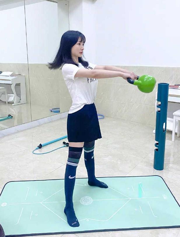 柳岩穿吊带裙红裙,柳岩穿足球服图片