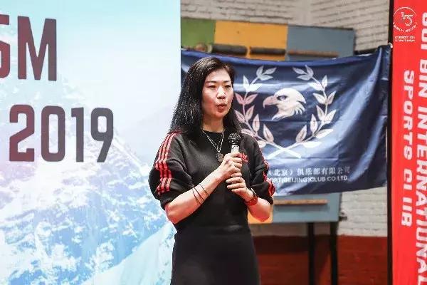 历经几十年登上珠穆朗玛峰的人,一群普通人攀登珠峰的故事