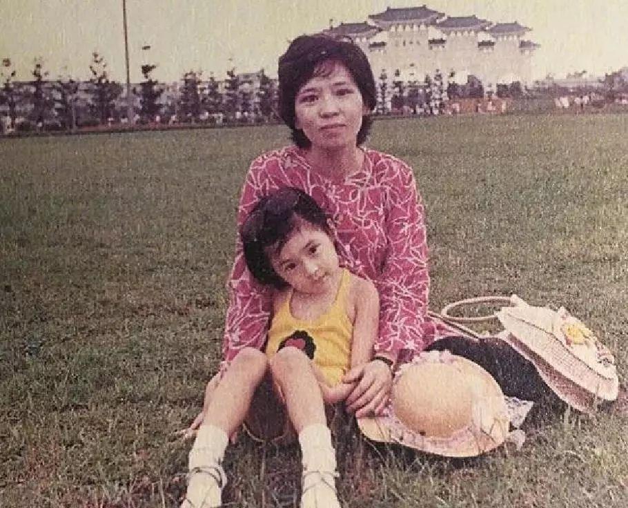 她16岁就火遍全国,她17岁成名因意外左眼失明