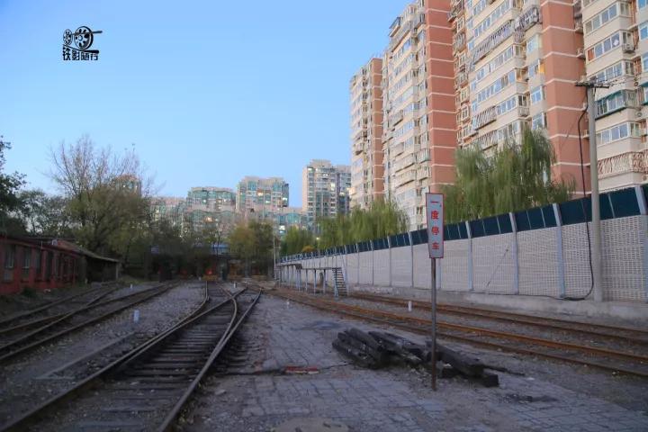 火车来了行人车辆请注意安全,行人车辆请注意火车就要来了