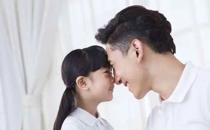 宝宝趴在爸爸背上简笔画,宝宝在老爸背上画画图片