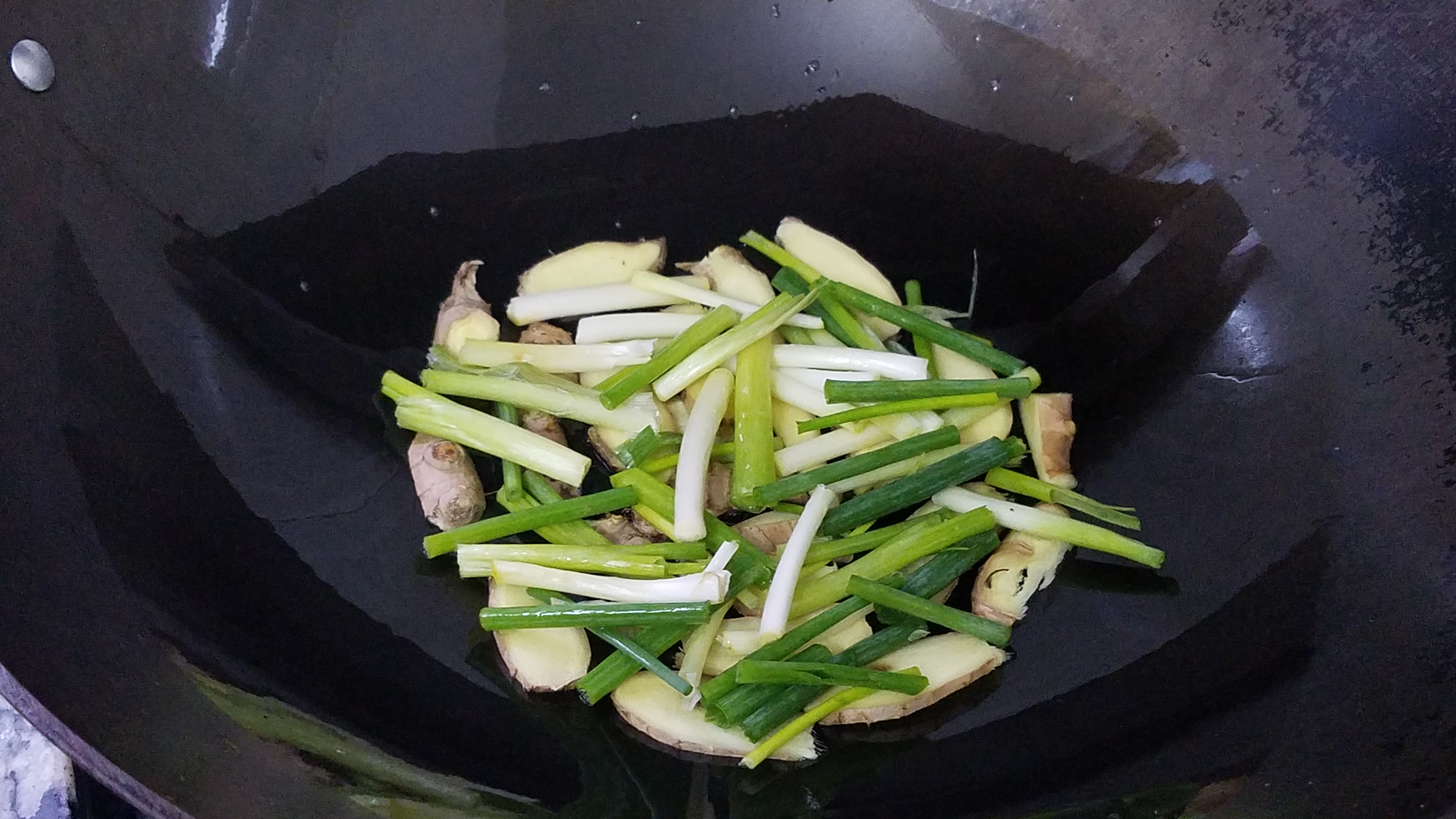 广东名菜盐焗鸡超级简单,正宗广东盐焗鸡的做法又黄又脆