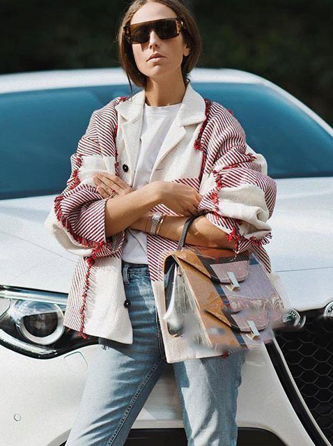 女人再有钱包包也别瞎买，今年流行“塑料袋”，清晰可见得时髦