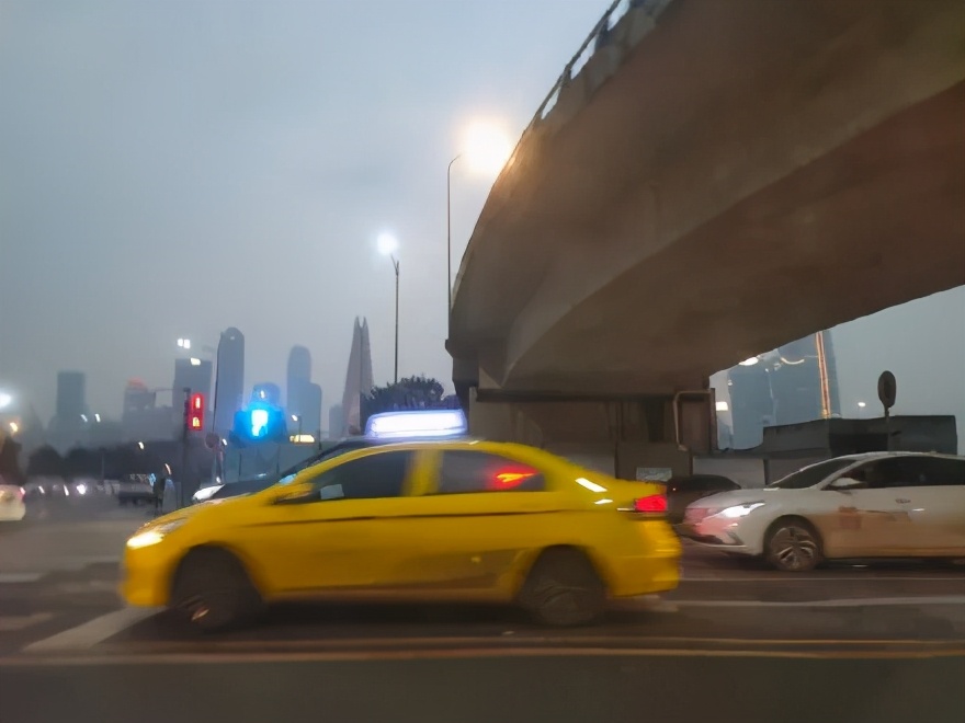 出租车司机的真实生活：月入7000，月休8天，但不是谁都能干