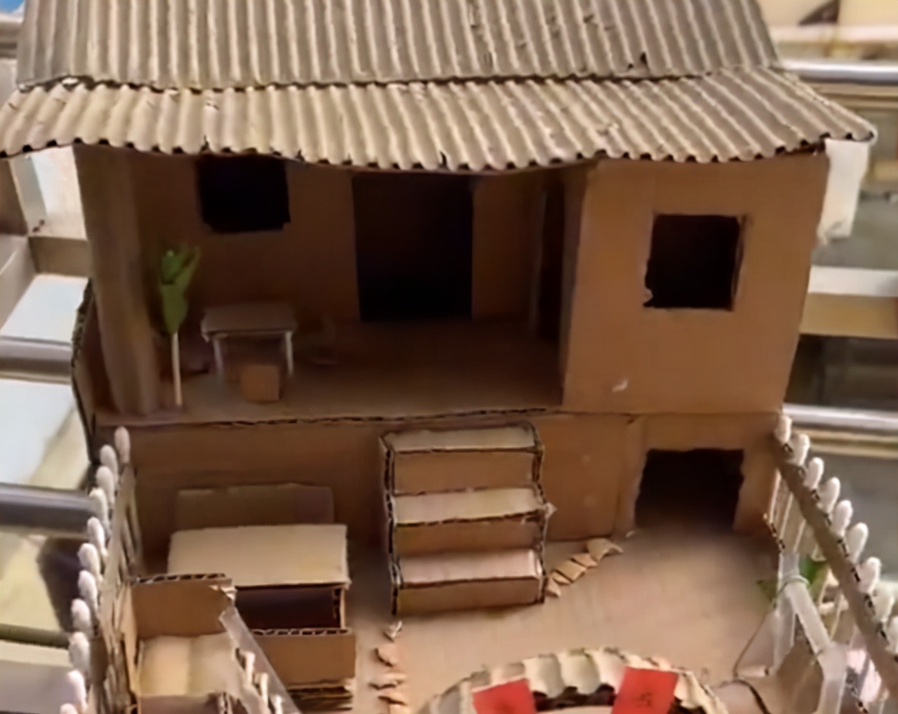 宝妈用纸壳做小手工,亲子手工做法纸箱