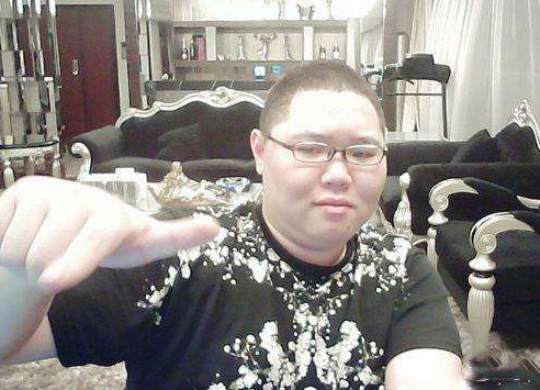 PDD在斗鱼主播直播间续费皇帝并刷50发超火助其成为斗鱼主机一哥