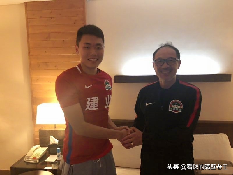 帮家乡队保级成功的功臣，老婆走T台大展好身材，他却抢镜秀恩爱