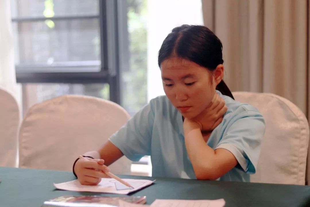 番薯汉桥夏令营进行时|书法剪纸绘画设计篮球和吃西瓜比赛