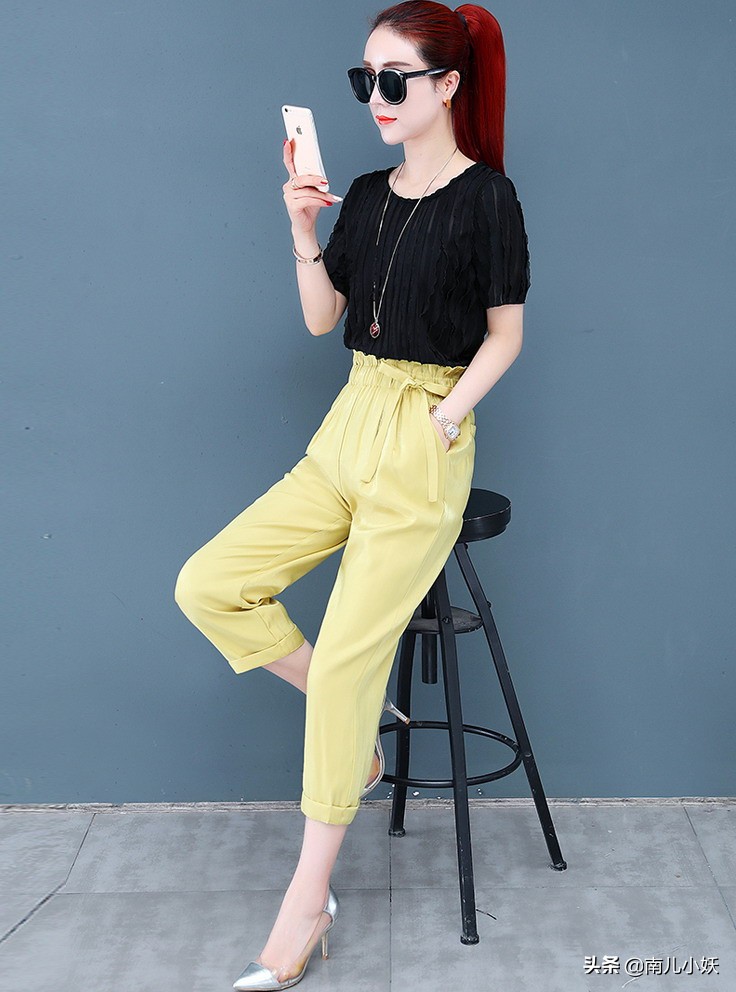 芥黄色上衣配什么颜色裤子好看,桔黄色紧身裤子配什么上衣