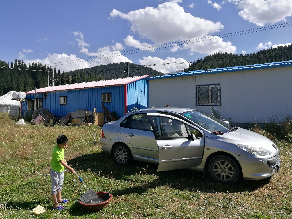 与*疆新**旅店老板共餐，直夸我土豆丝炒的好吃，后请我吃羊肉大餐