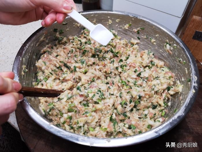 调饺子馅是先放水还是先放酱油盐,调饺子馅先加水还是先放调味料