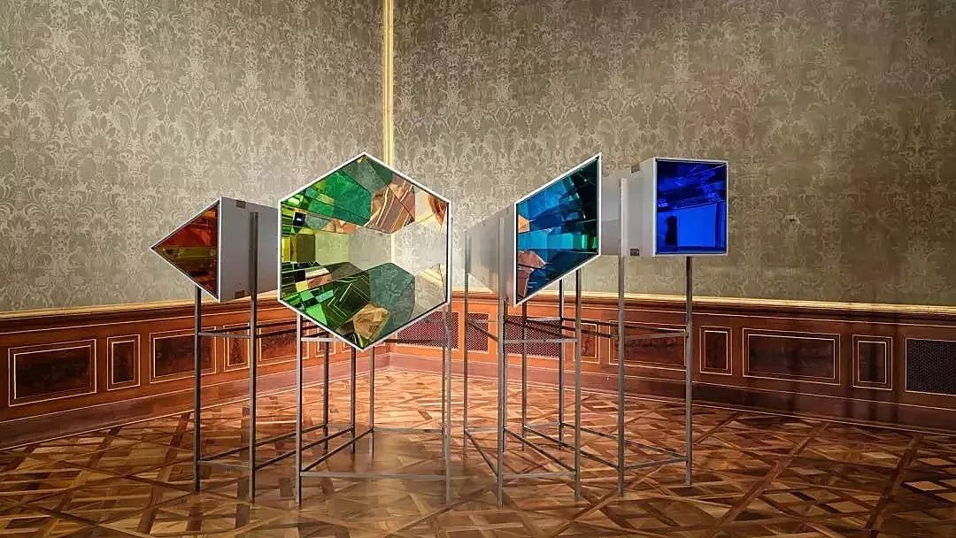 摇滚、坎普、Kaws：狂野又优雅的七月看展指南