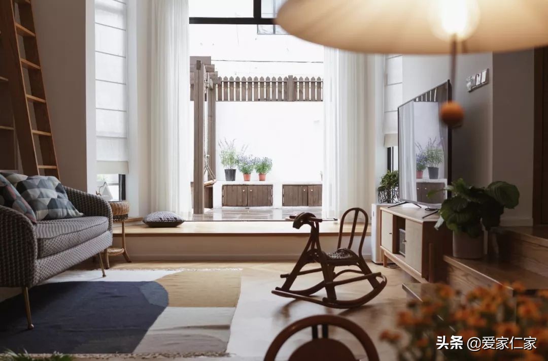 她买下32㎡上海老旧学区房，为女儿打造小桃园，还有超舒适大庭院