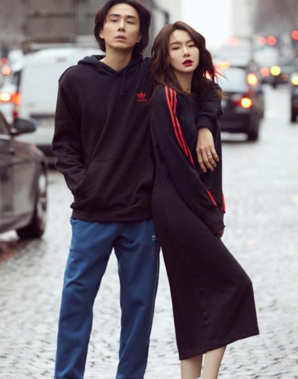 戚薇夫妇甜蜜视频,戚薇穿搭运动鞋