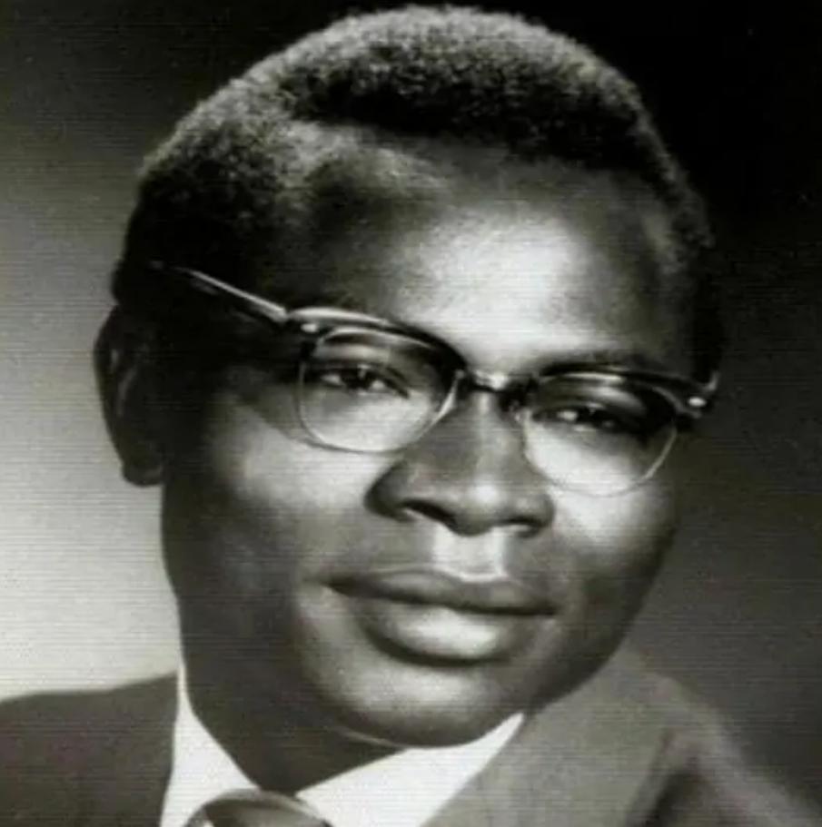 奥巴马第一次回非洲老家，帮着祖母扛大米，和兄弟们在村头喝酒